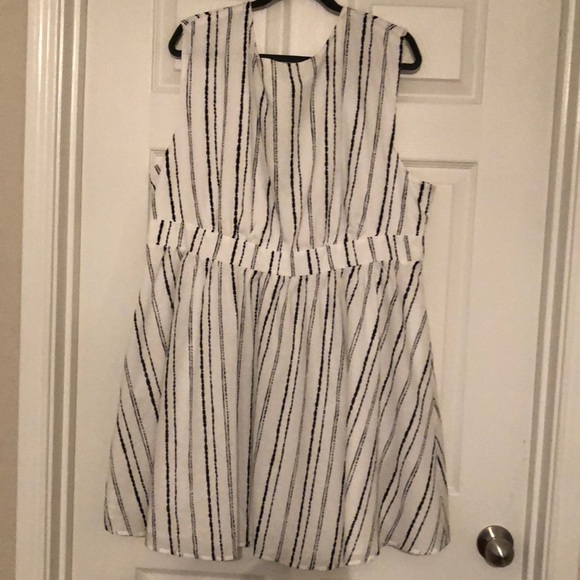 Forever 21 black and white dress. - Picture 2 of 7